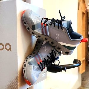 On cloud Helion shoes women's size 8